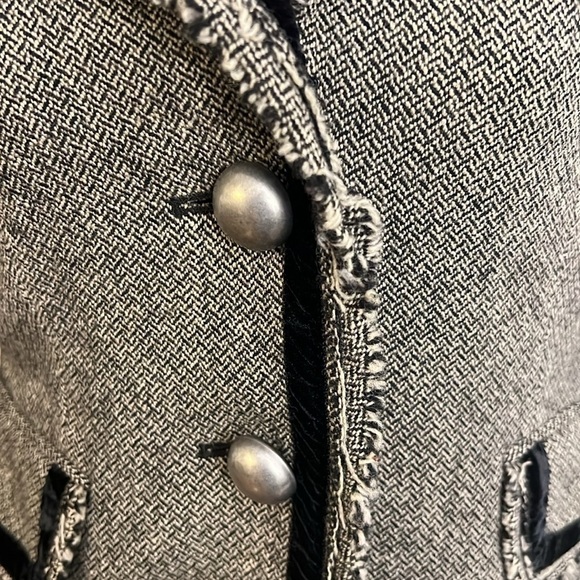 Banana Republic Fully Lined Wool Blazer with Faux Pockets with Trim, Sz. 4. - Picture 5 of 14